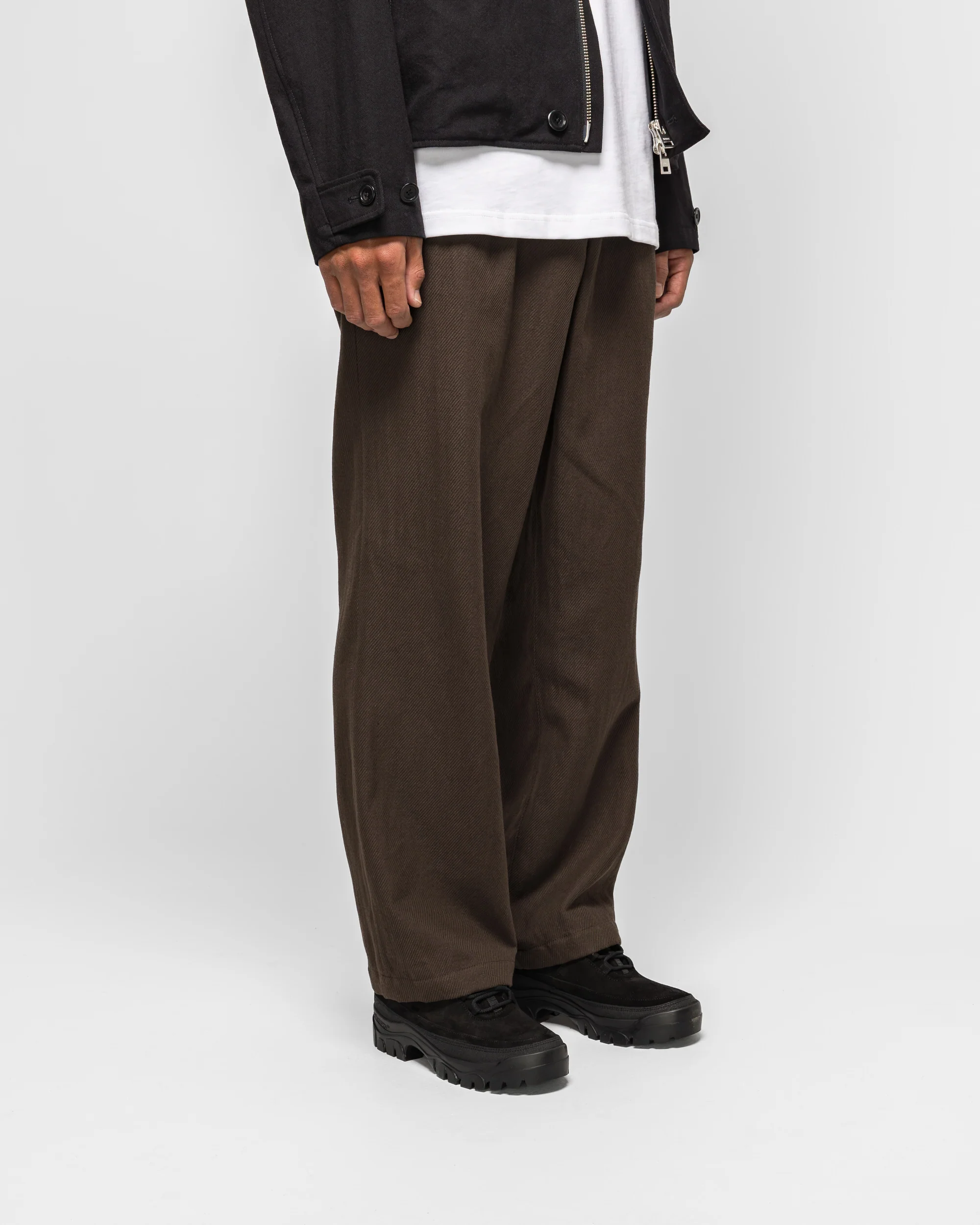 Hestur Relaxed Cotton Linen Twill Pleated Trouser - Delicioso Brown - Image 3
