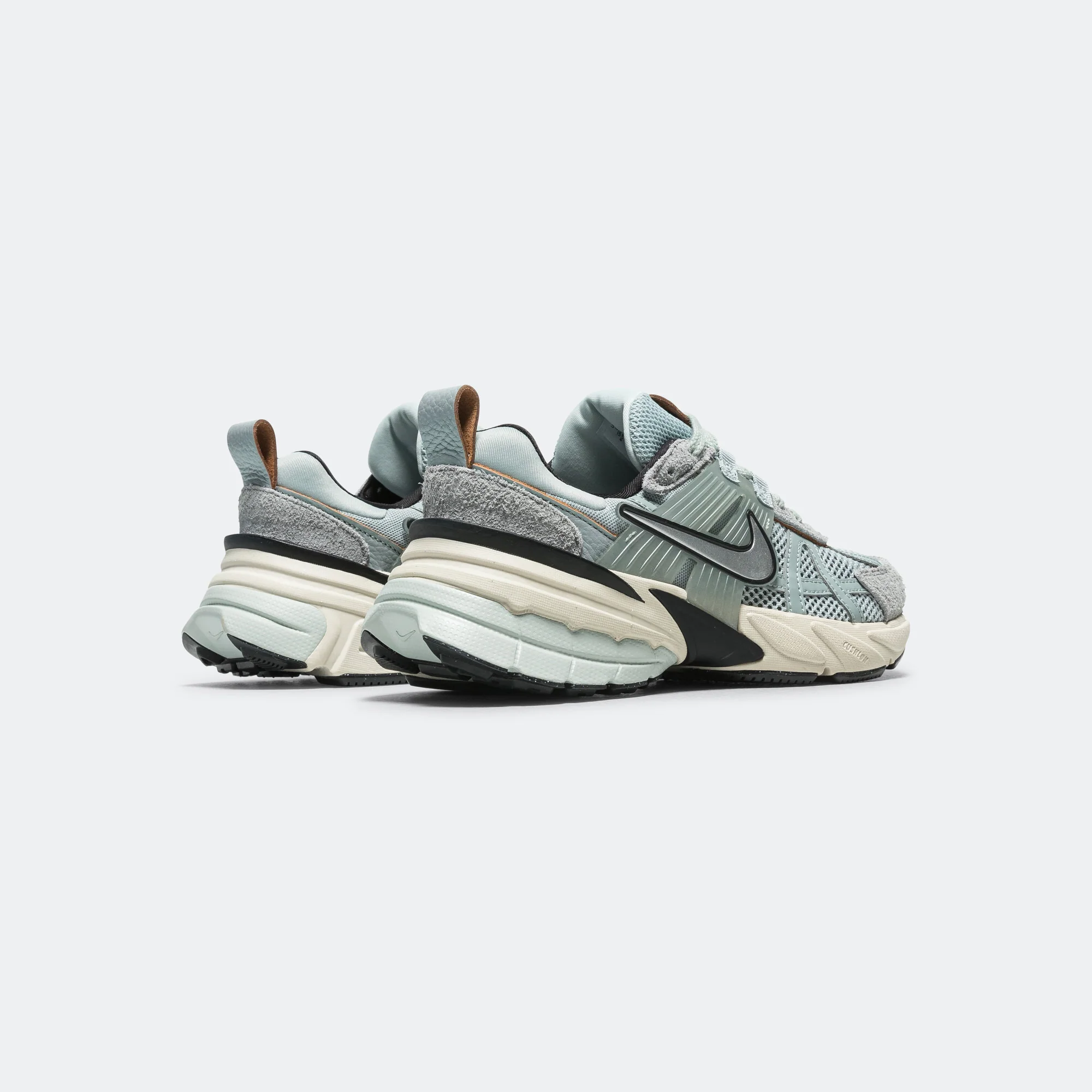 Womens V2K Run - Light Pumice/Chrome-Lt Orewood Brown - Image 3